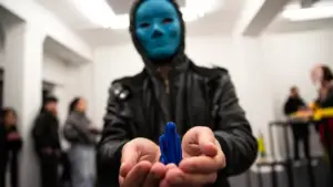 Cieszymir Bylina showing his 3D printed sculpture as a part of the performance Lazy-Tasty Land in Somers Gallery